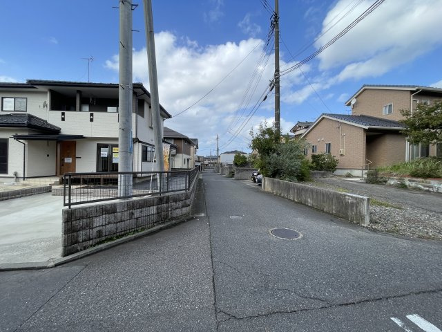 東区猿ケ馬場　中古戸建ての前面道路含む現地写真