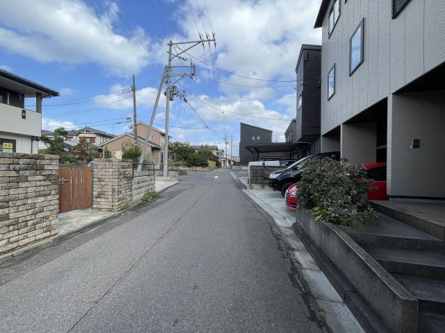 東区猿ケ馬場　中古戸建ての前面道路含む現地写真