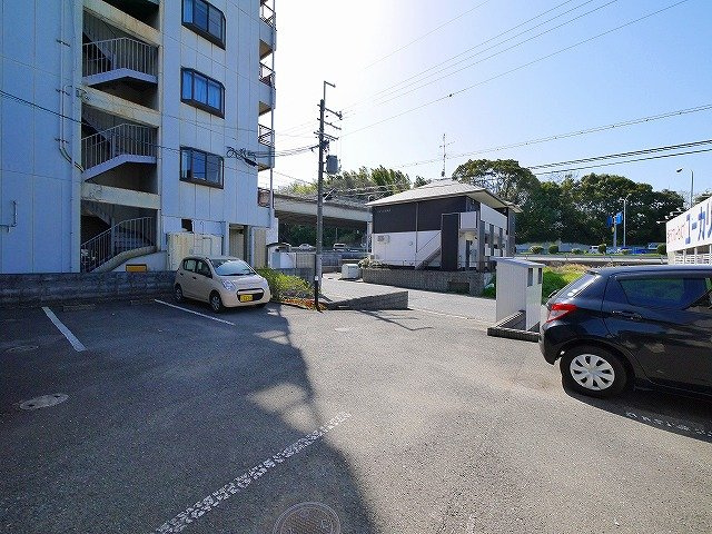 ジュネス平城山Bの駐車場|駐車スペースもあります
