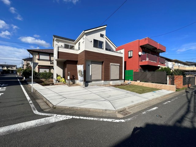 川越市上戸新町5期　新築戸建の外観|前面道路含む外観　前面道路6.2ｍ公道の角地