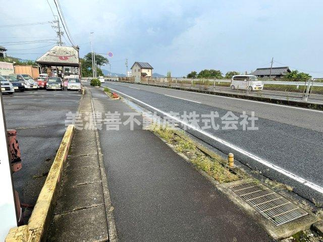 ６１３８５　各務原市鵜沼羽場町4丁目土地の前面道路含む現地写真