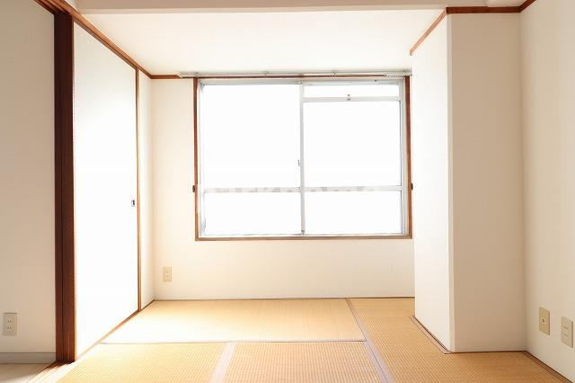 島谷グランドハイツの和室|畳の上でゆっくりとくつろげる和室です