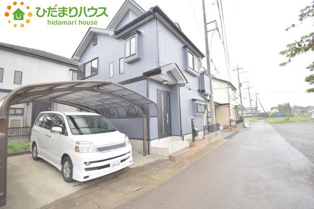 伊奈町小室　中古一戸建ての前面道路含む現地写真