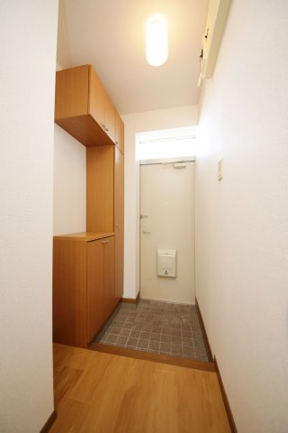 カ－サエスタ弐番館の玄関