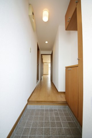 カ－サエスタ弐番館の玄関