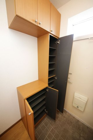 カ－サエスタ弐番館の玄関