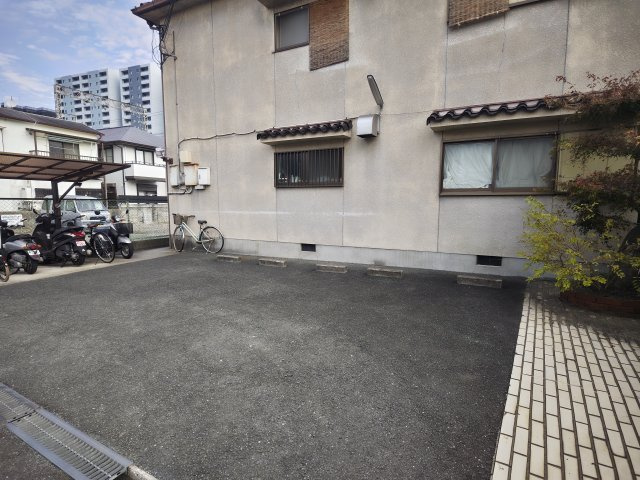 ハイツこはるの駐車場|駐車場があるので、車を買う予定の方も安心です