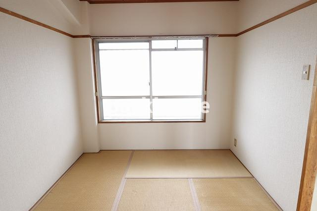 島谷グランドハイツの和室|和室ならではの温かな和の空間で寛ぎの時間を過ごせます