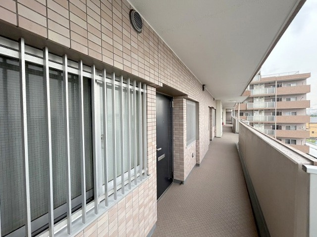 ライオンズマンション三郷のその他共用部分|玄関外側の廊下になります。