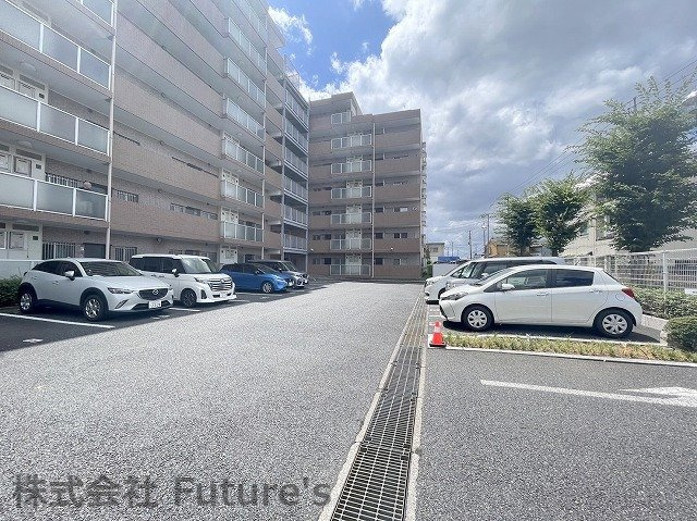 ライオンズマンション三郷の駐車場|敷地内駐車場になります。