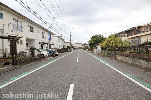 こてはし台　テラスの前面道路含む現地写真|東南側１０ｍ公道（歩道付き）