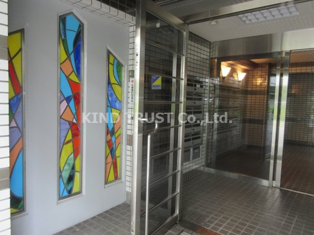 メゾンルミエールのエントランス|建物の内部です