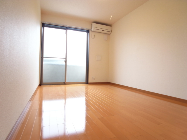 船橋市芝山１丁目のアパートの居間・リビング