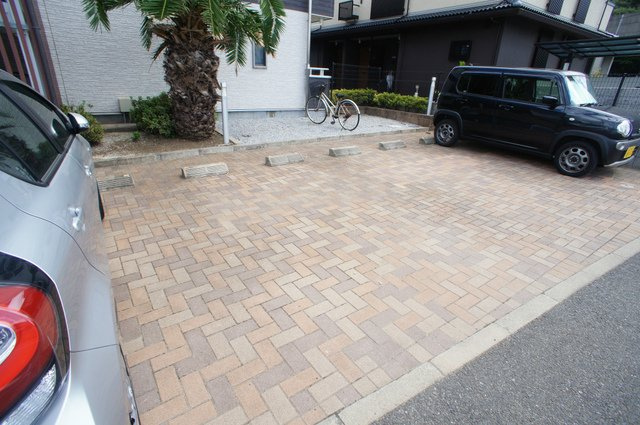 船橋市芝山１丁目のアパートの庭