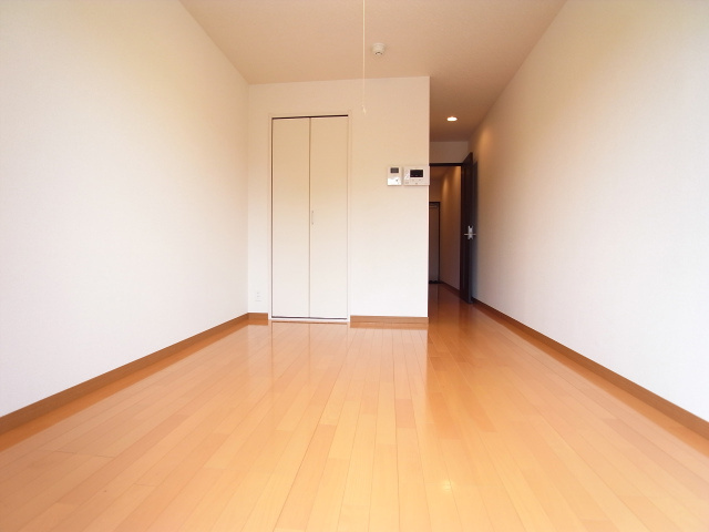 船橋市芝山１丁目のアパートの居間・リビング