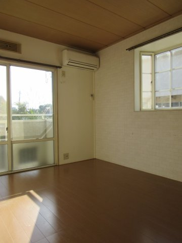 ハイツこうのとりの洋室