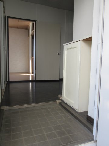 ハイツこうのとりの玄関