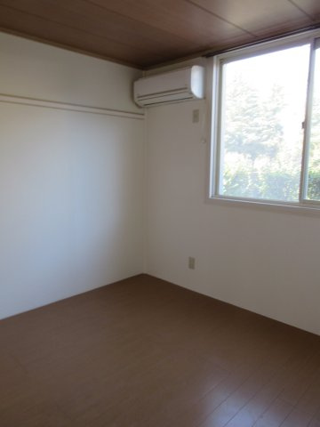ハイツこうのとりの洋室