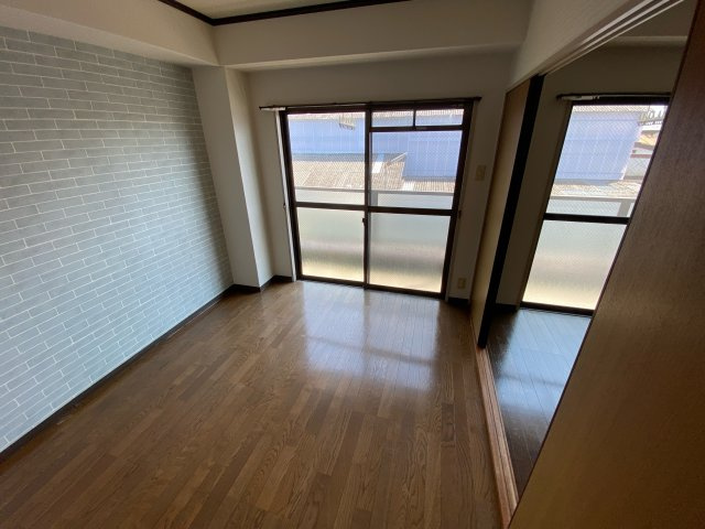 ロフティ津市場の子供部屋