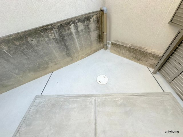 吹田市上山手町のアパートのバルコニー