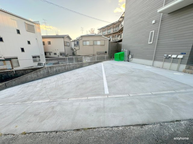 吹田市上山手町のアパートの駐車場