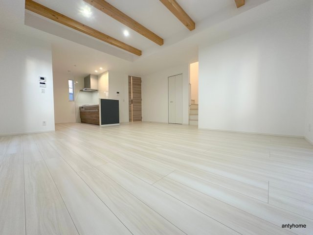 吹田市上山手町のアパートの居間・リビング