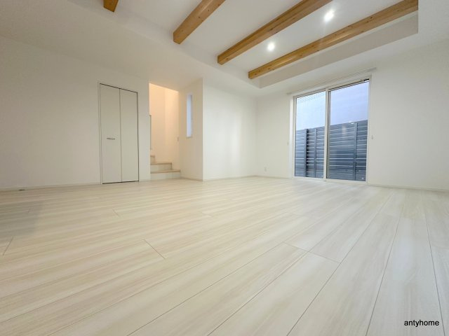 吹田市上山手町のアパートの居間・リビング