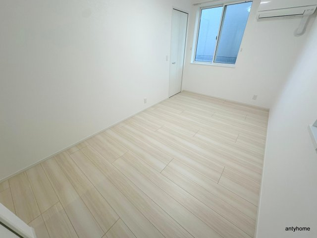 吹田市上山手町のアパートの洋室