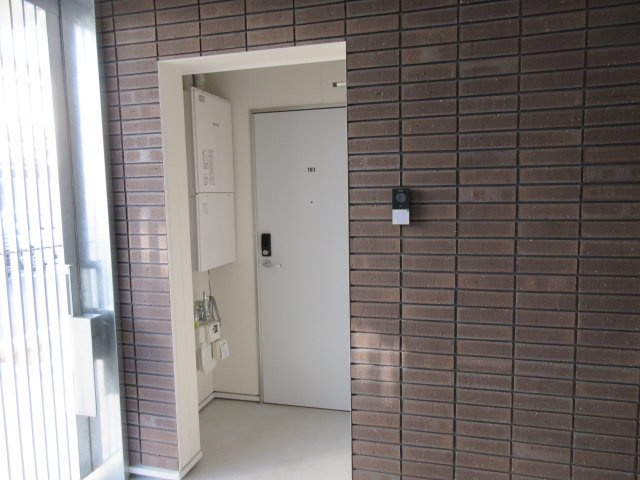 山下町CBHouseのエントランス