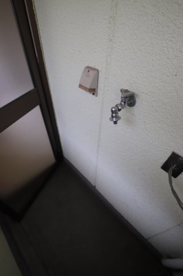 【設備】 | ロイヤルクレイン汐の宮 | 室外洗濯機置き場