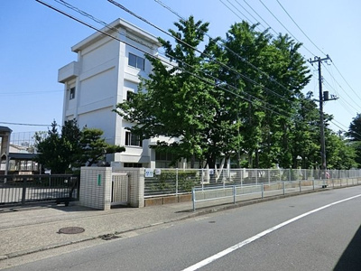 横須賀市立久里浜中学校まで550ｍ