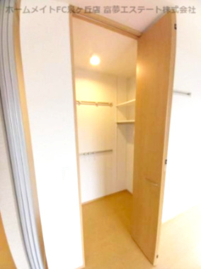 【収納】 | グランシャリオA棟 | ウォークインクロゼット
※イメージ　同物件別号室の写真
