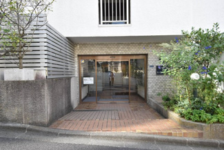 【エントランス】 | オートロックを備えた、マンションのエントランス。やはりセキュリティの観点は欠かすことができません。皆様を“安全”に送り出し、出迎えてくれます。～即日のご見学可能～　お問合せはお気軽にどうぞ。
