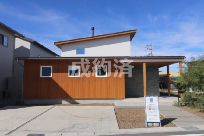 前橋市江木町モデルハウス物件　＃平屋の外観|玄関前に並列駐車スペースでお買い物帰りのお荷物を運ぶのも楽ちん♪
玄関ポーチの屋根が広く雨の日も傘や鍵を扱うときに余裕ができます。