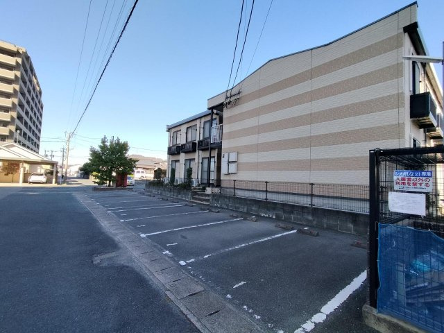 レオパレス西原の駐車場