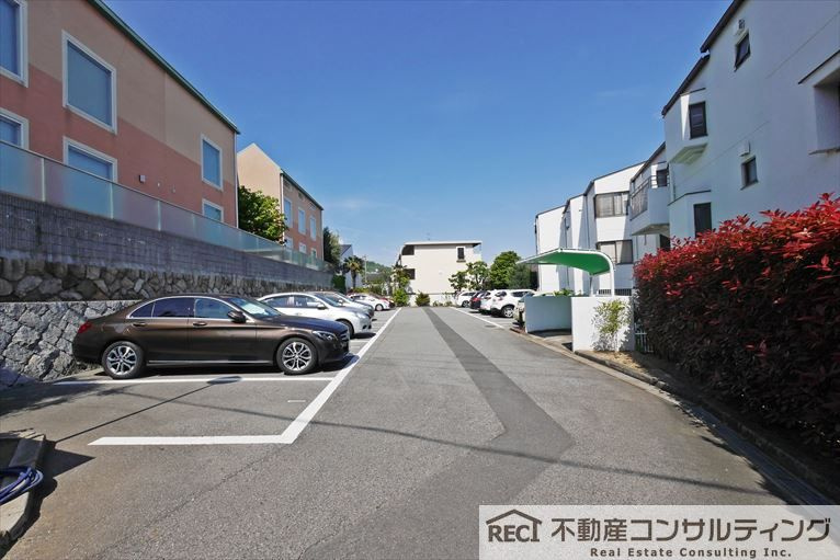 ハイライフ本山の駐車場