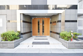 【エントランス】 | オートロックを備えた、マンションのエントランス。やはりセキュリティの観点は欠かすことができません。皆様を“安全”に送り出し、出迎えてくれます。～即日のご見学可能～　お問合せはお気軽にどうぞ。