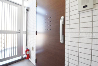 【その他共用部分】 | ダブルロック式の玄関ドアが皆様をお出迎え。お部屋のセキュリティの観点からも、うれしい設備ですね。玄関の色もシックで良い感じです。～即日のご見学可能～　お問合せはお気軽にどうぞ。