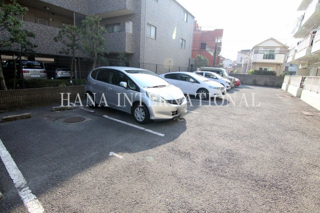 メゾンラフォーレの駐車場