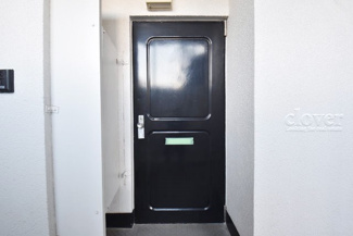 【その他共用部分】 | 皆様をお迎えする、お部屋の玄関ドア。開けやすさや開放角度、ドアノブの操作しやすさや鍵の形状などを、現地で一度ご確認ください。～即日のご見学可能～　お問合せはお気軽にどうぞ。