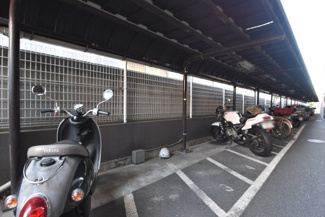 【駐車場】 | 屋根付きのバイク置き場。空きの有無や駐車料金、サイズおよび排気量規定などについては、改めてお問い合わせください。～即日のご見学可能～　お問合せはお気軽にどうぞ。
