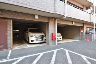 【駐車場】 | マンションの駐車場スペース。空きの有無や駐車料金、サイズ規定などについては、改めてお問い合わせください。～即日のご見学可能～　お問合せはお気軽にどうぞ。