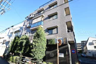【外観】 | 手入れの行き届いた外壁やエントランスなど、「見ればわかる」レベルで清潔感を保ったマンションです。築年数を感じさせない姿で皆様をお出迎えします。～即日のご見学可能～　お問合せはお気軽にどうぞ。
