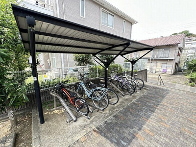 【その他共用部分】 | サンテラスヴィラ新百合3 | 屋根付きの駐輪場で雨が降っても大切な自転車が濡れなくてすみます♪荷物が重いときに自転車があれば助かりますね！