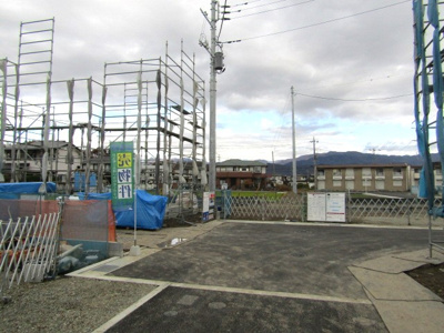 【前面道路含む現地写真】 | ブルーミングガーデン　甲斐市篠原　1号棟 | 前面道路含む現地写真です