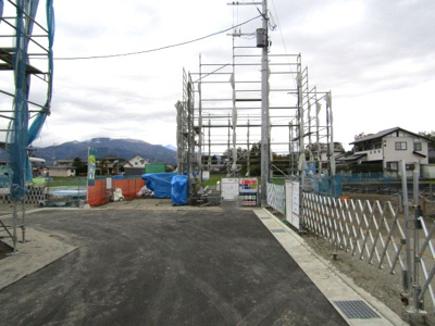 【前面道路含む現地写真】 | ブルーミングガーデン　甲斐市篠原　1号棟 | 前面道路含む現地写真です