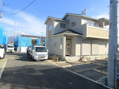 【前面道路含む現地写真】 | ブルーミングガーデン　甲斐市篠原　2号棟 | 前面道路含む現地写真です