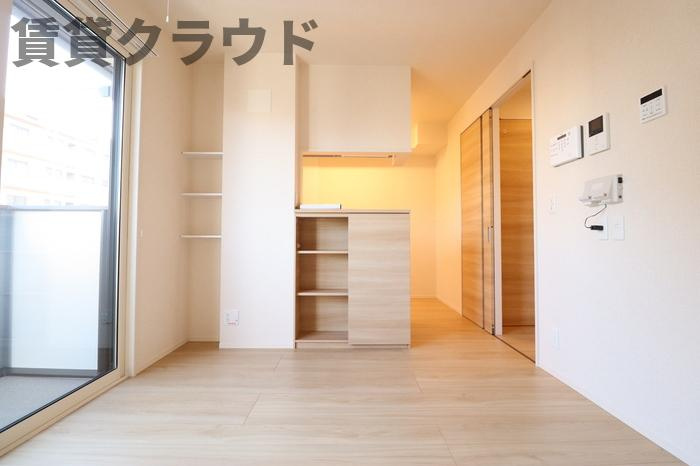 カーサ　エスペランサの居間・リビング|ちょっとした棚があるので、インテリアなどを飾ったりできます♪