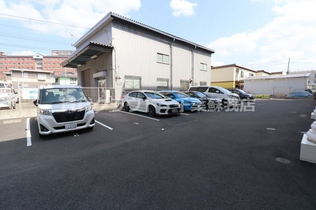 アーバンシャトー千葉の駐車場|車をお持ちの方に嬉しい駐車場付きの物件です