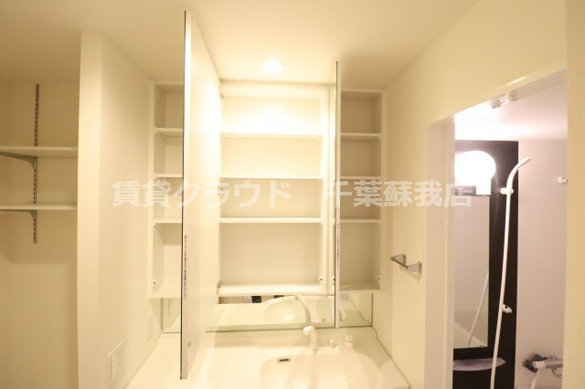 アーバンシャトー千葉のその他|鏡の裏が収納になっているシャンプードレッサーです！